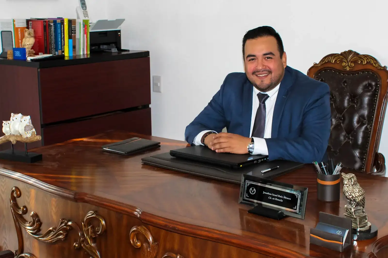 El Lic. Ruiz Álvarez en la oficina del despacho, en Monterrey