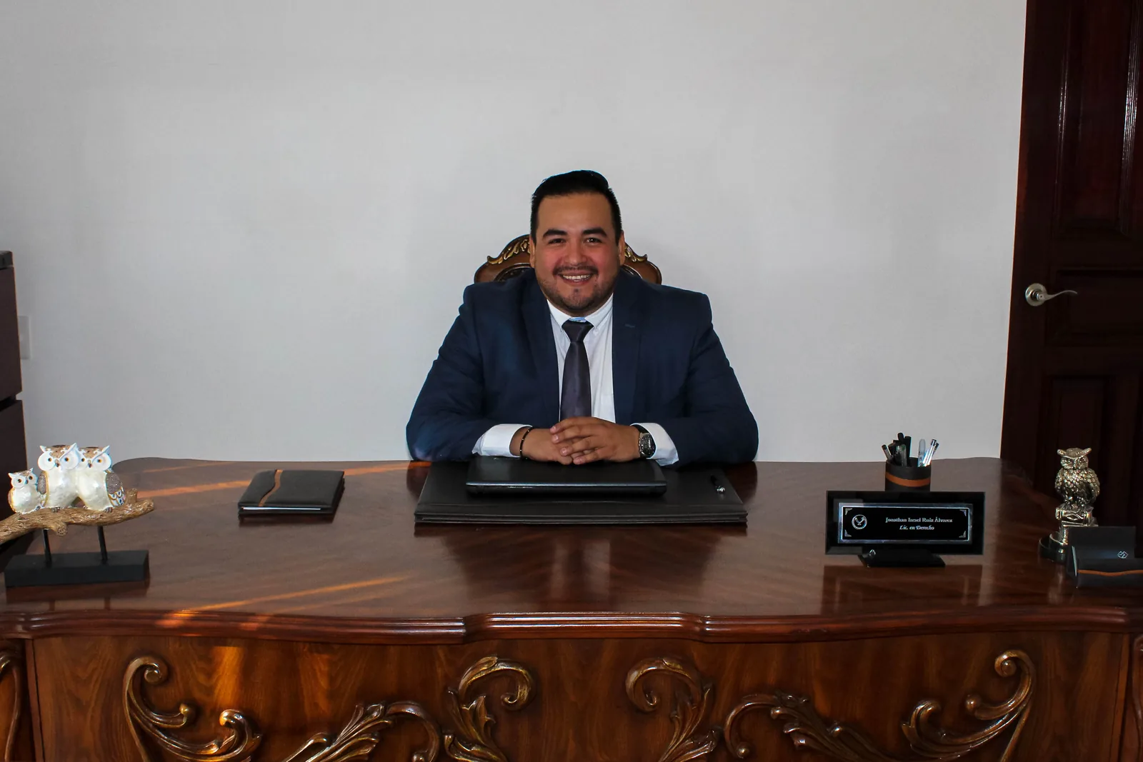 El titular del despacho trabajando en un expediente